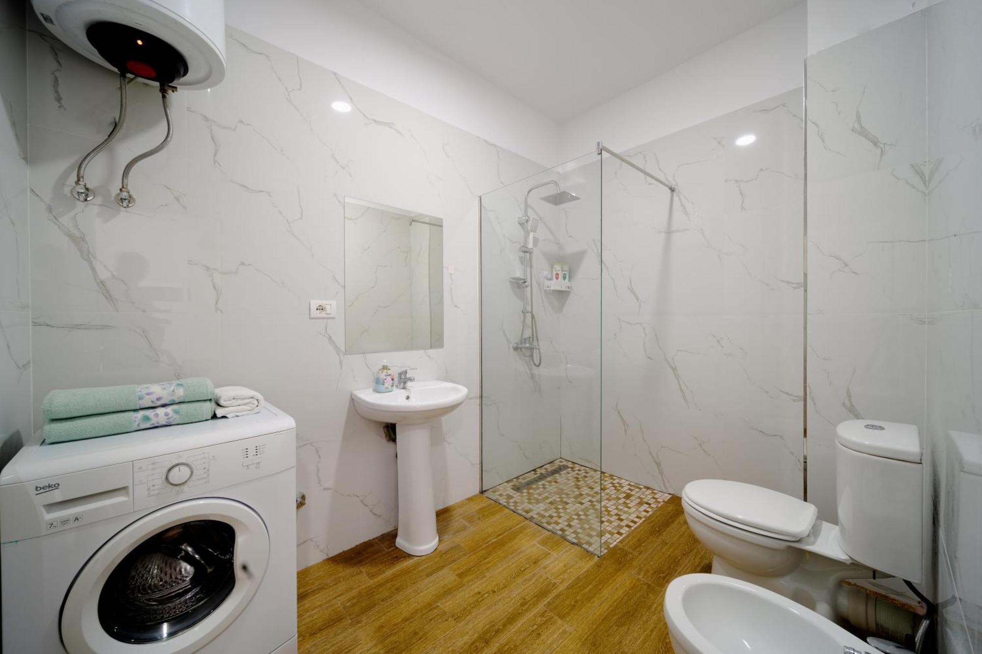 Apartamente Tiranë Bilik gambar